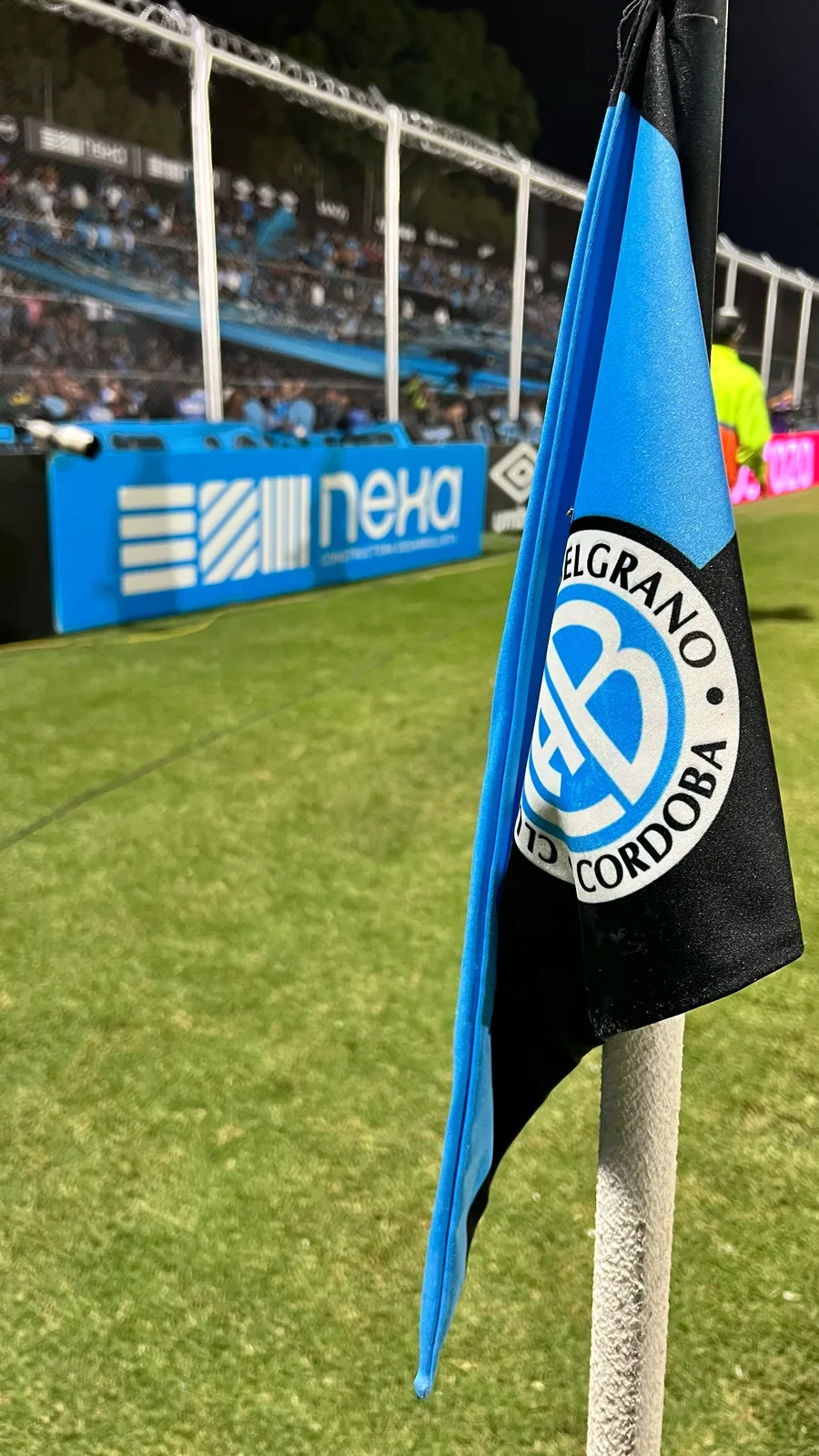 El banderín del córner y la publicidad de Nexa en el Gigante de Alberdi
