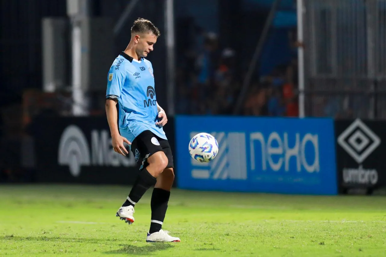 Un jugador frente a la publicidad de Nexa en la cancha