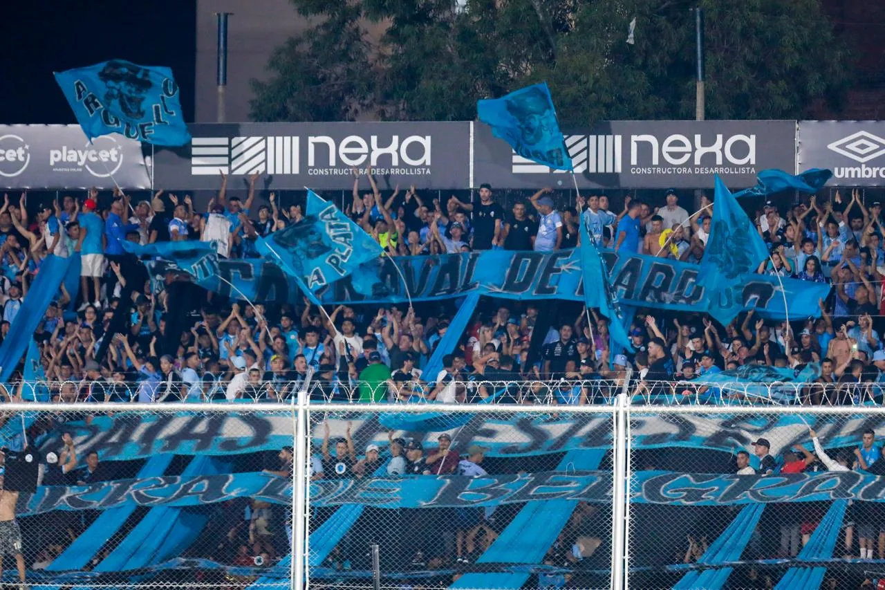 La hinchada de Belgrano con los carteles de Nexa