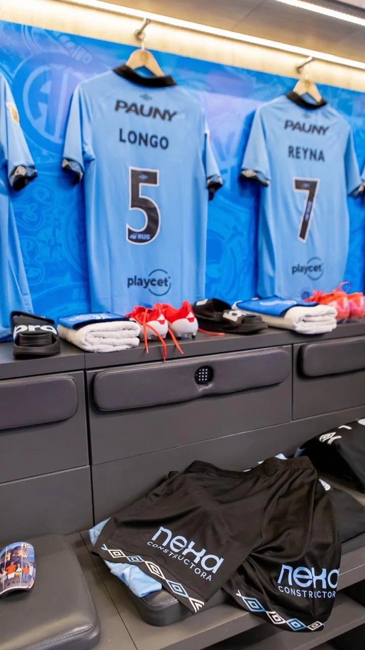 El vestuario, con las camisetas y los shorts con Nexa