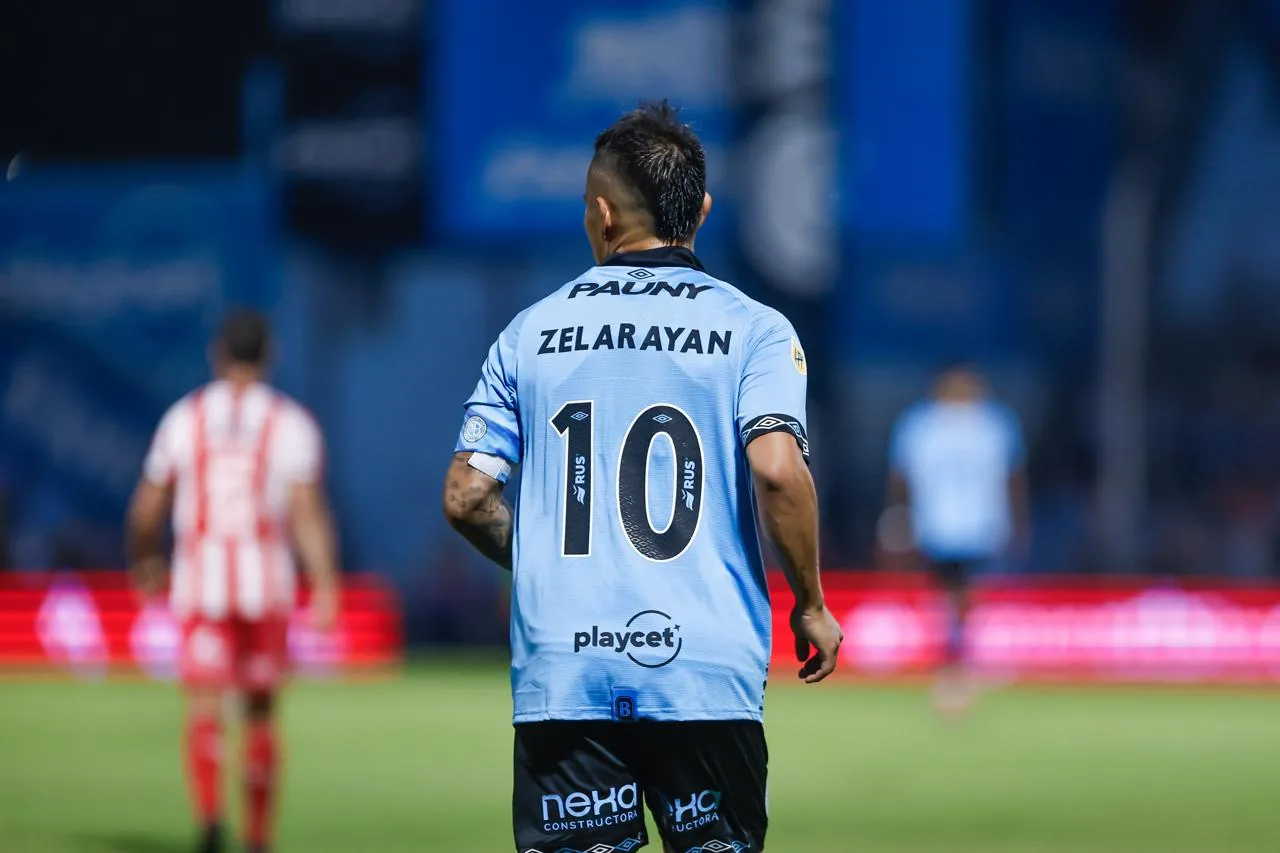 Zelarayán, con Nexa en la espalda de la camiseta