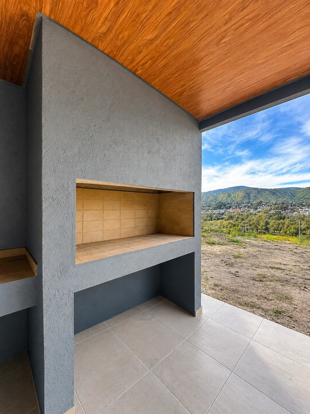 Altos de Carlos Paz — Parrilla integrada a la galería, con vista al valle