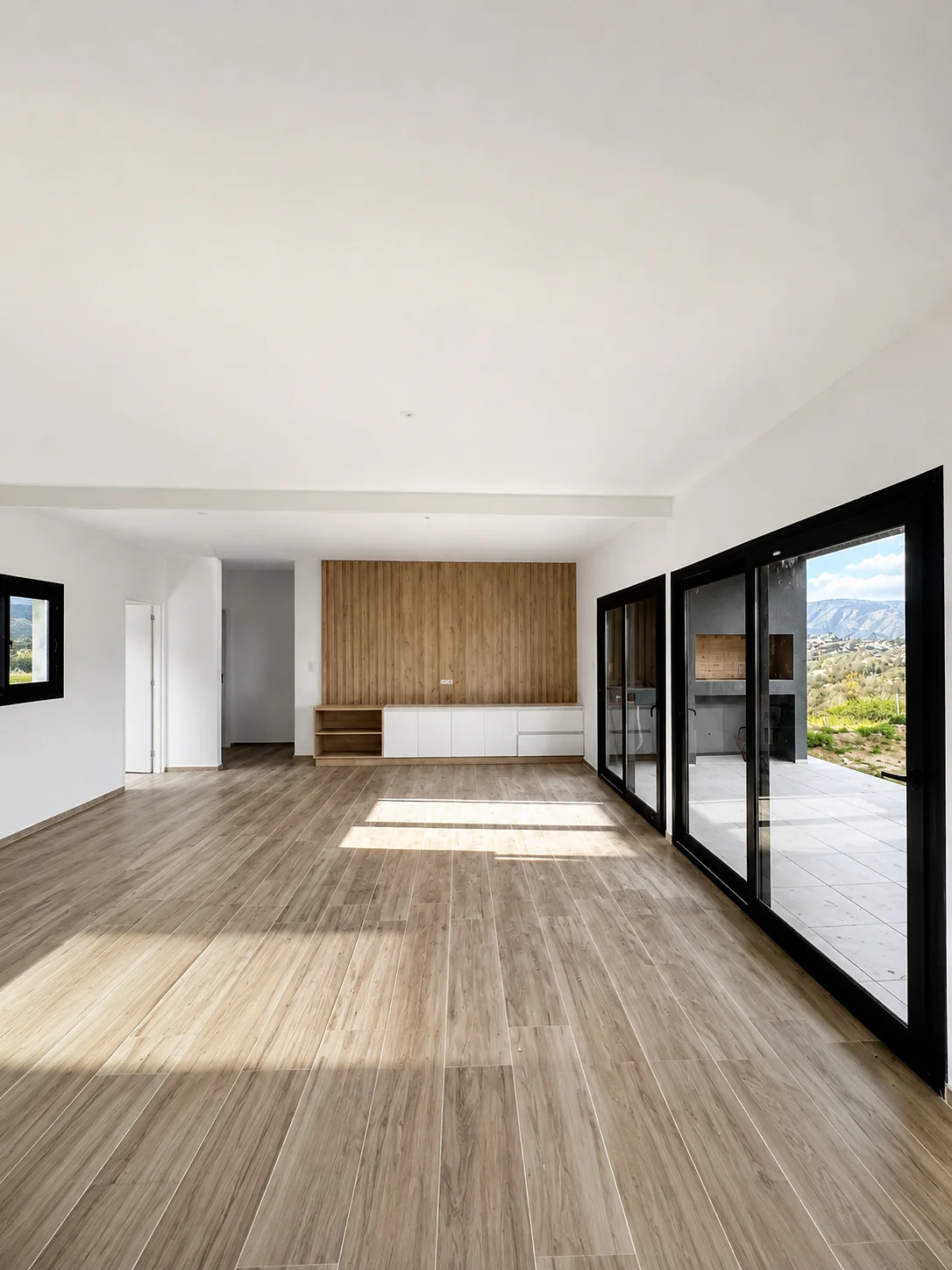 Altos de Carlos Paz — Living con mueble de listones y ventanales hacia la galería; afuera se ve la parrilla