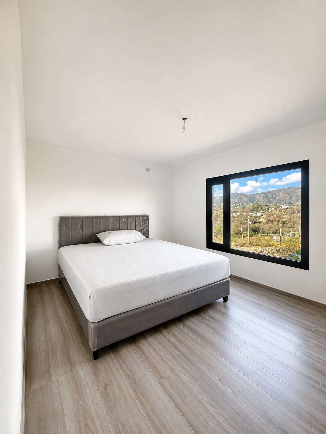 Altos de Carlos Paz — Dormitorio con cama de dos plazas y ventanal con vista a las sierras