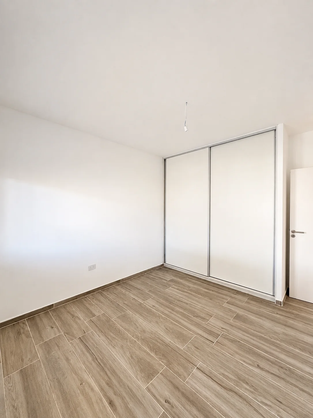 Altos de Carlos Paz — Dormitorio sin amueblar, con placard de puertas corredizas