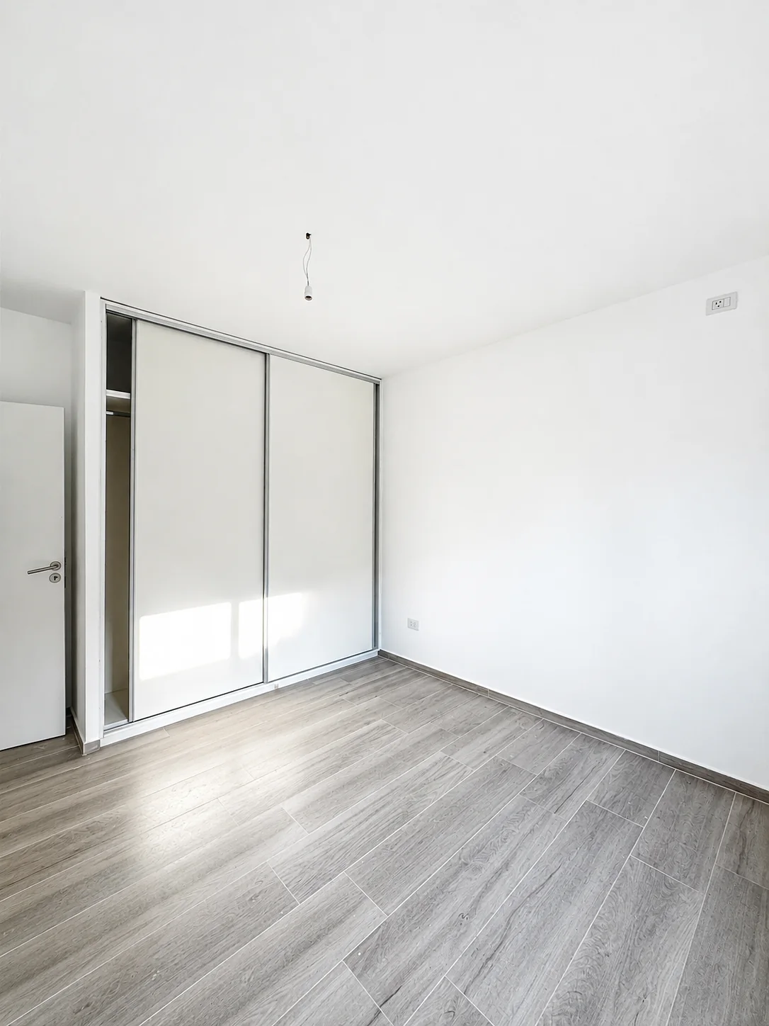 Altos de Carlos Paz — Dormitorio sin amueblar, con placard corredizo junto a la puerta
