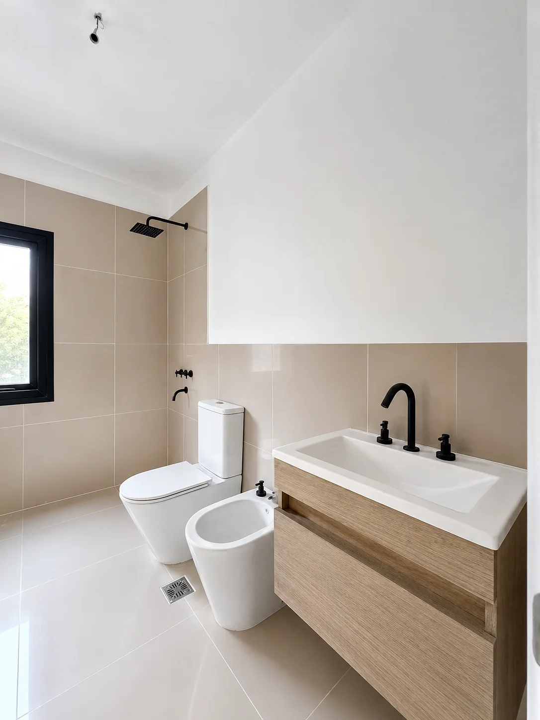 Altos de Carlos Paz — Otro baño completo: vanitory de madera, inodoro, bidet y ducha junto a la ventana