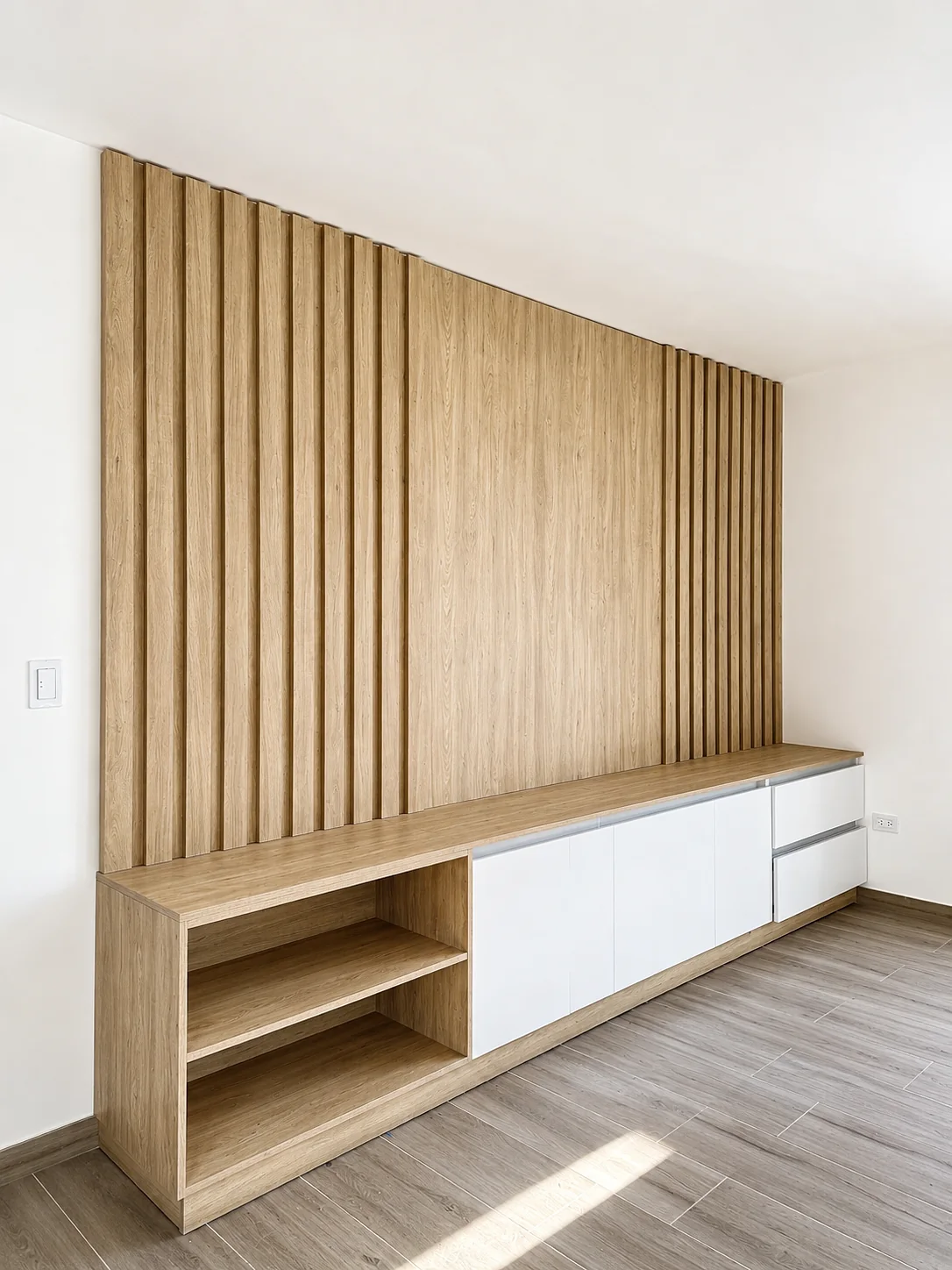Altos de Carlos Paz — Detalle del mueble de listones, con estantes y puertas blancas