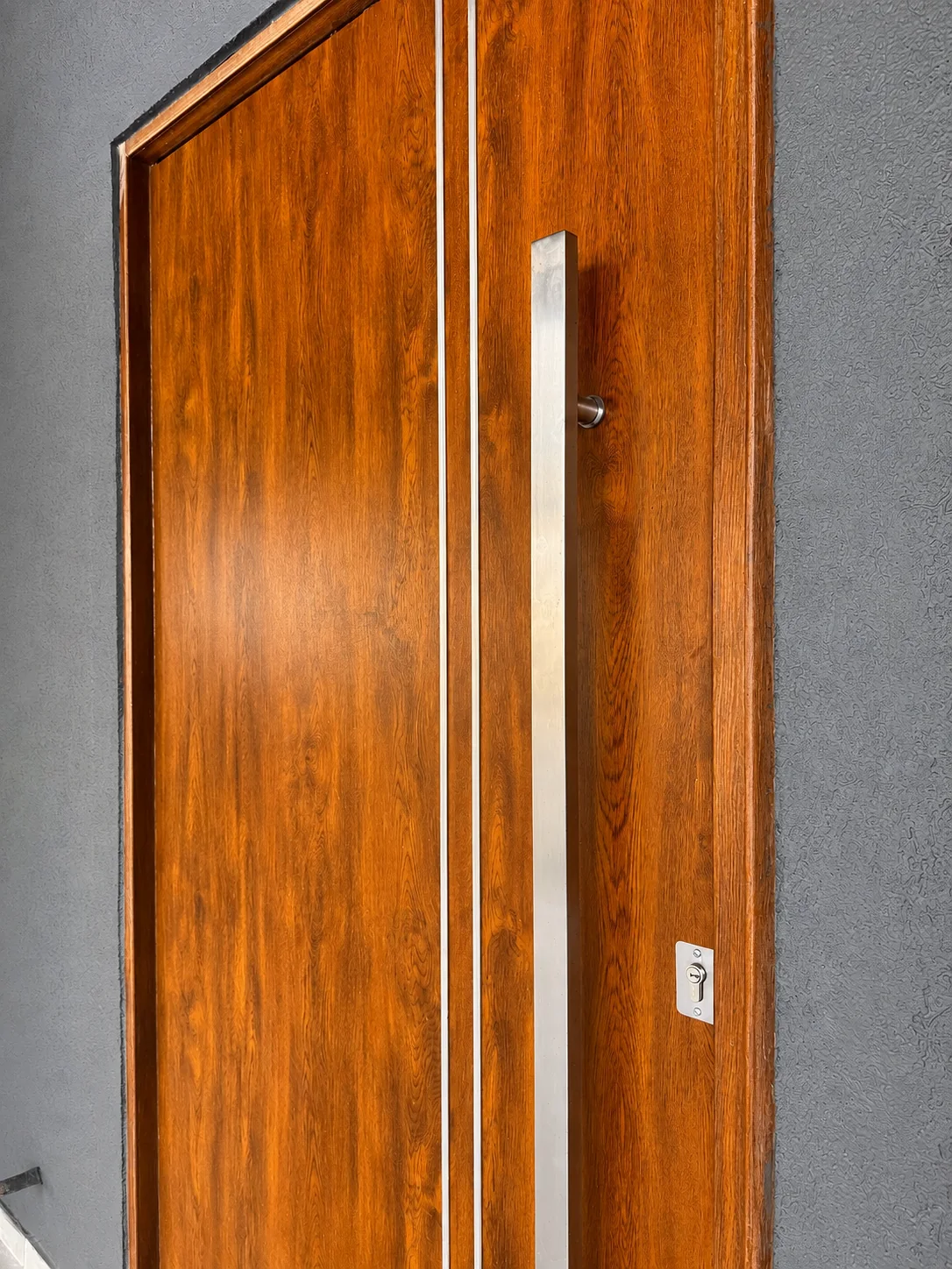 Altos de Carlos Paz — Detalle de la puerta de madera con tirador vertical