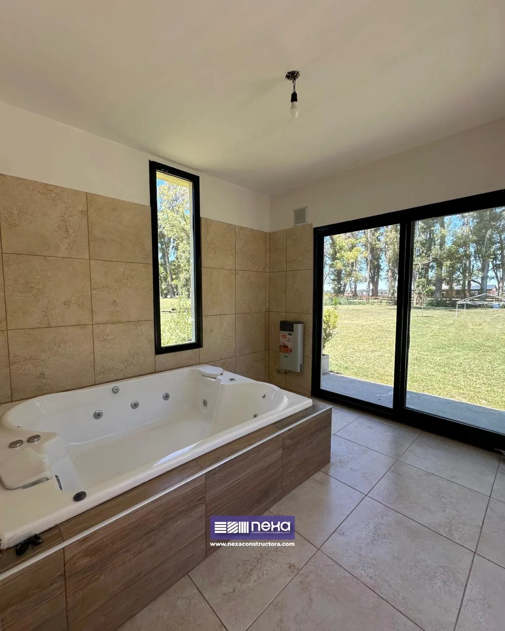Chacras de San Andrés · Casa 1 — Baño con hidromasaje y ventanal corredizo al jardín