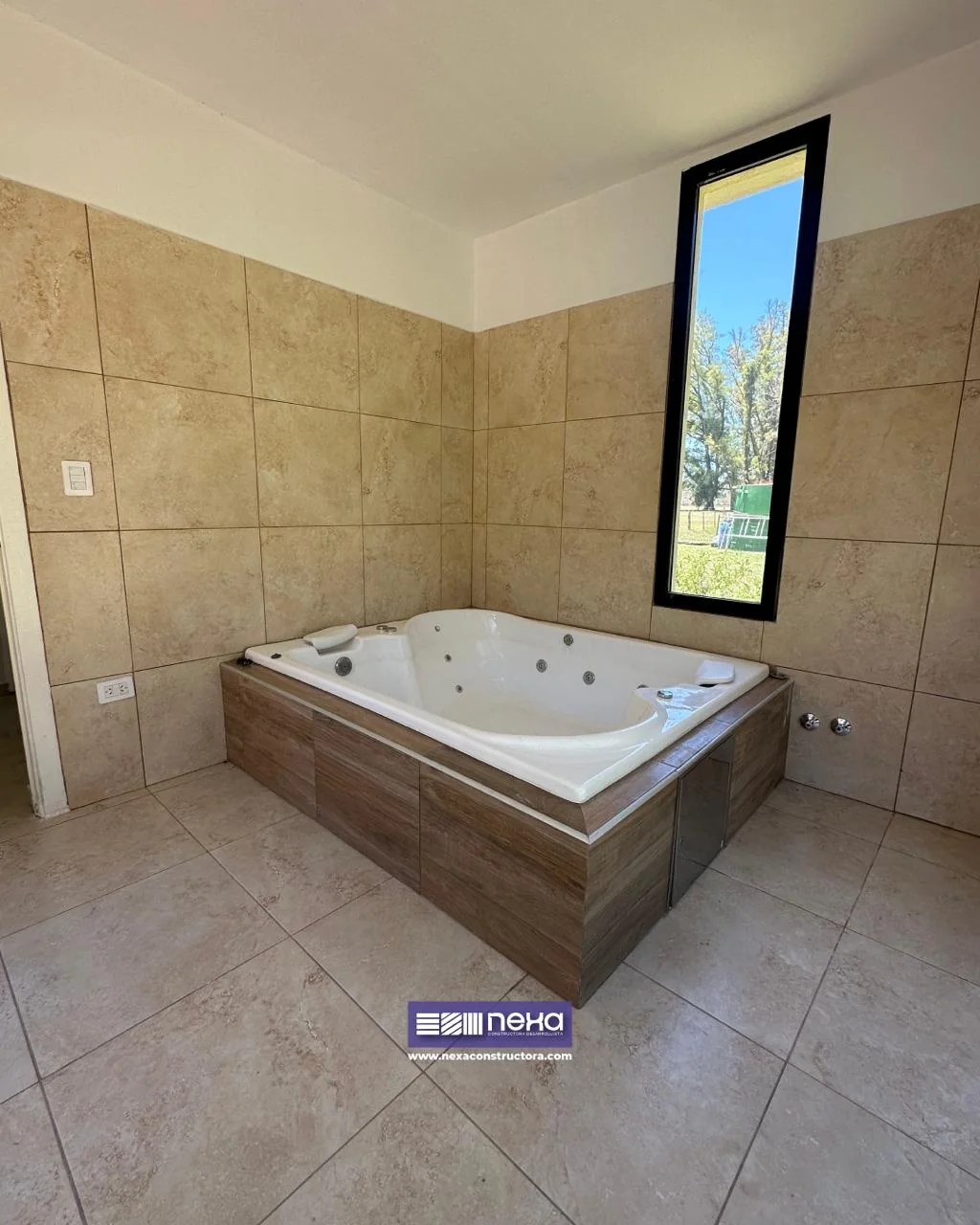 Chacras de San Andrés · Casa 1 — El mismo baño: el hidromasaje en esquina, junto a una ventana alta y angosta