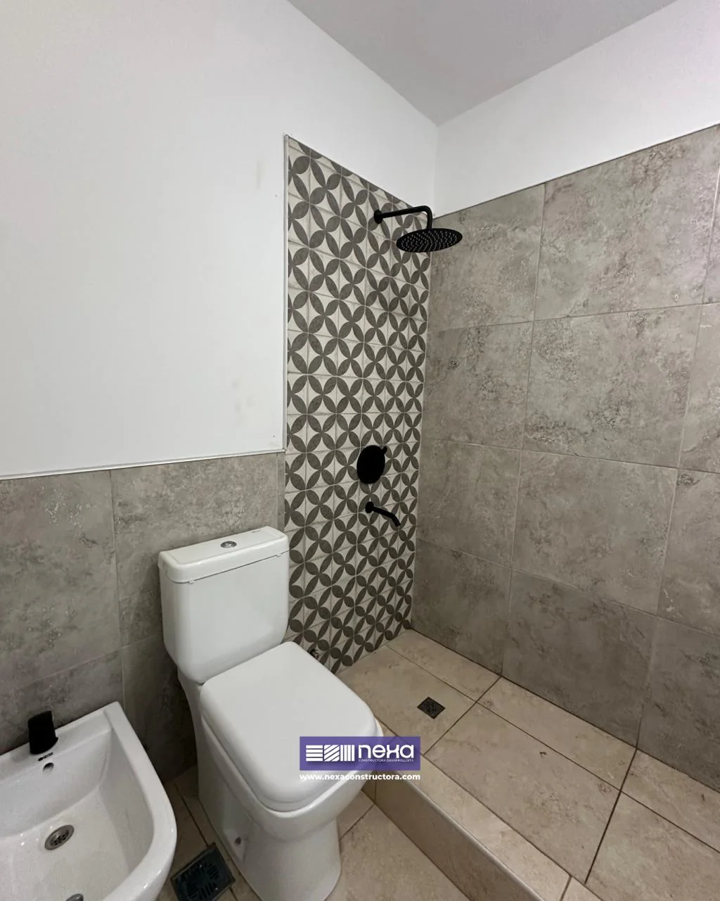 Chacras de San Andrés · Casa 1 — Baño con ducha abierta, lluvia negra y guarda de azulejos geométricos