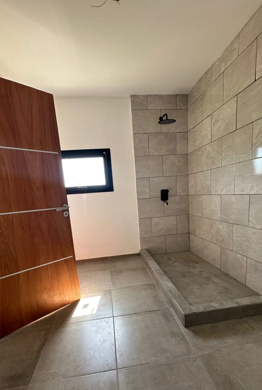 Chacras de San Andrés · Casa 2 — Ducha con escalón y revestimiento gris, con ventana