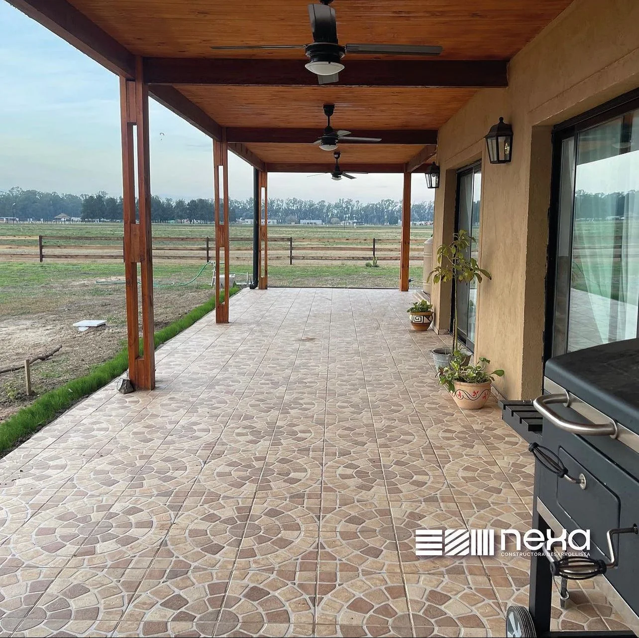 Chacras de San Andrés · Casa 3 — Galería con cielorraso de madera, columnas de madera y ventiladores de techo, abierta al campo