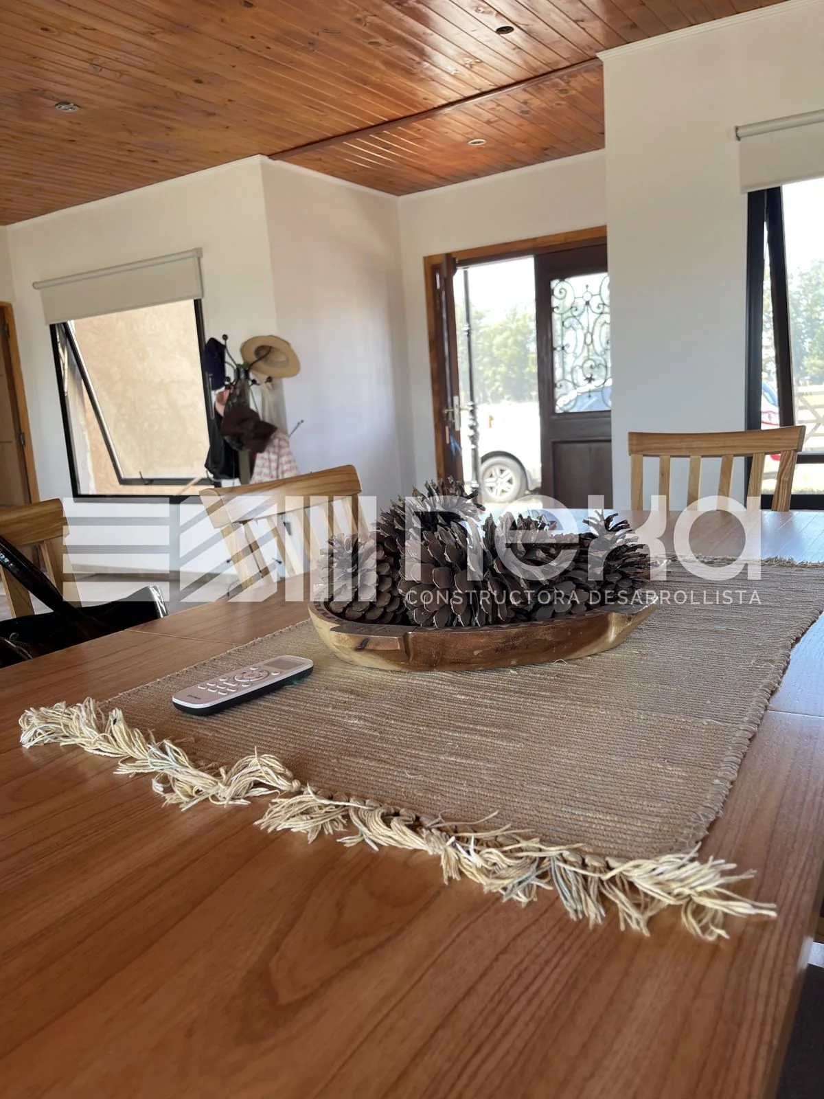 Chacras de San Andrés · Casa 3 — La mesa del comedor, con la puerta de entrada vidriada al fondo