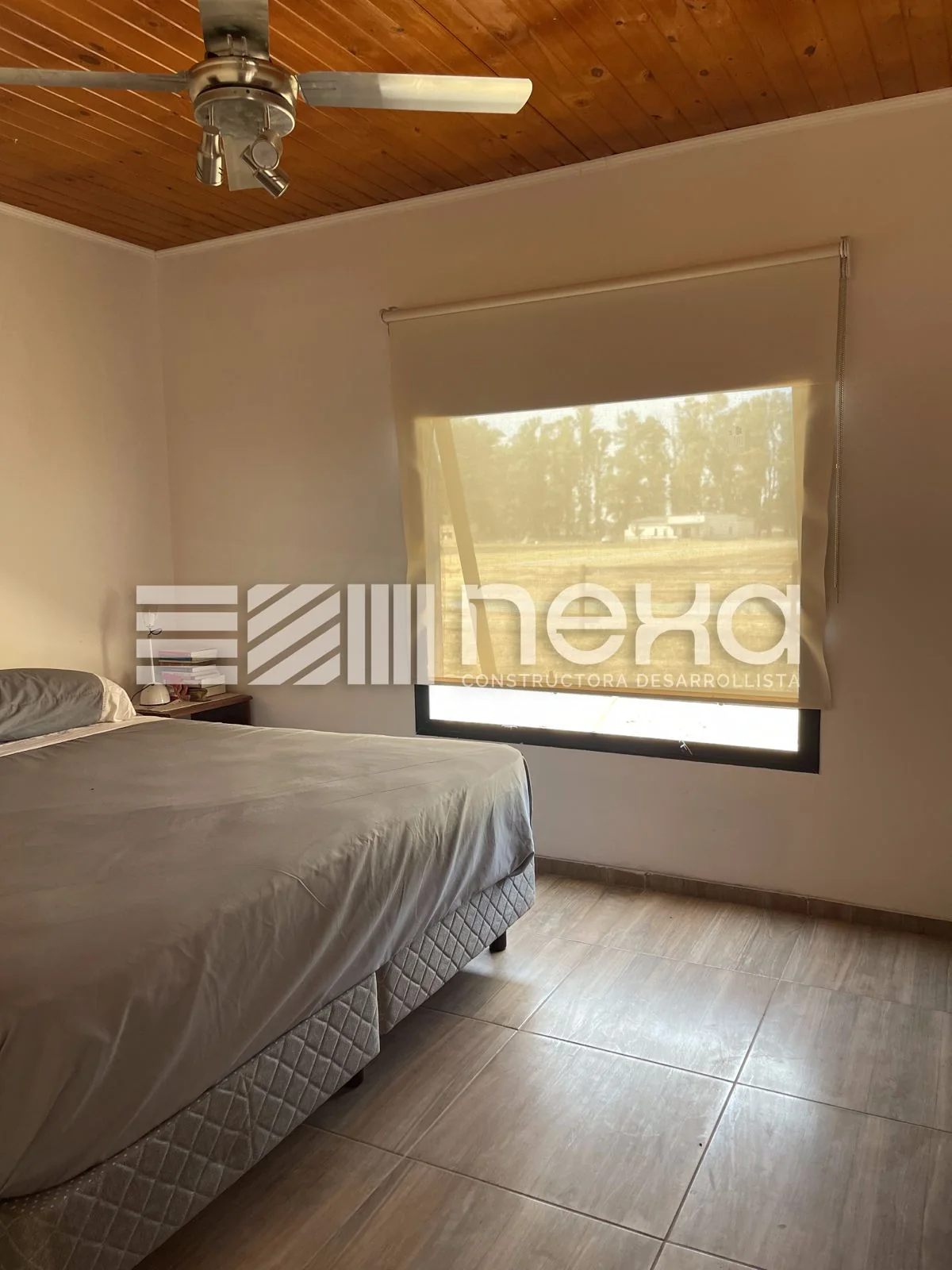 Chacras de San Andrés · Casa 3 — Dormitorio con cama de dos plazas, ventilador de techo y ventana con cortina de enrollar