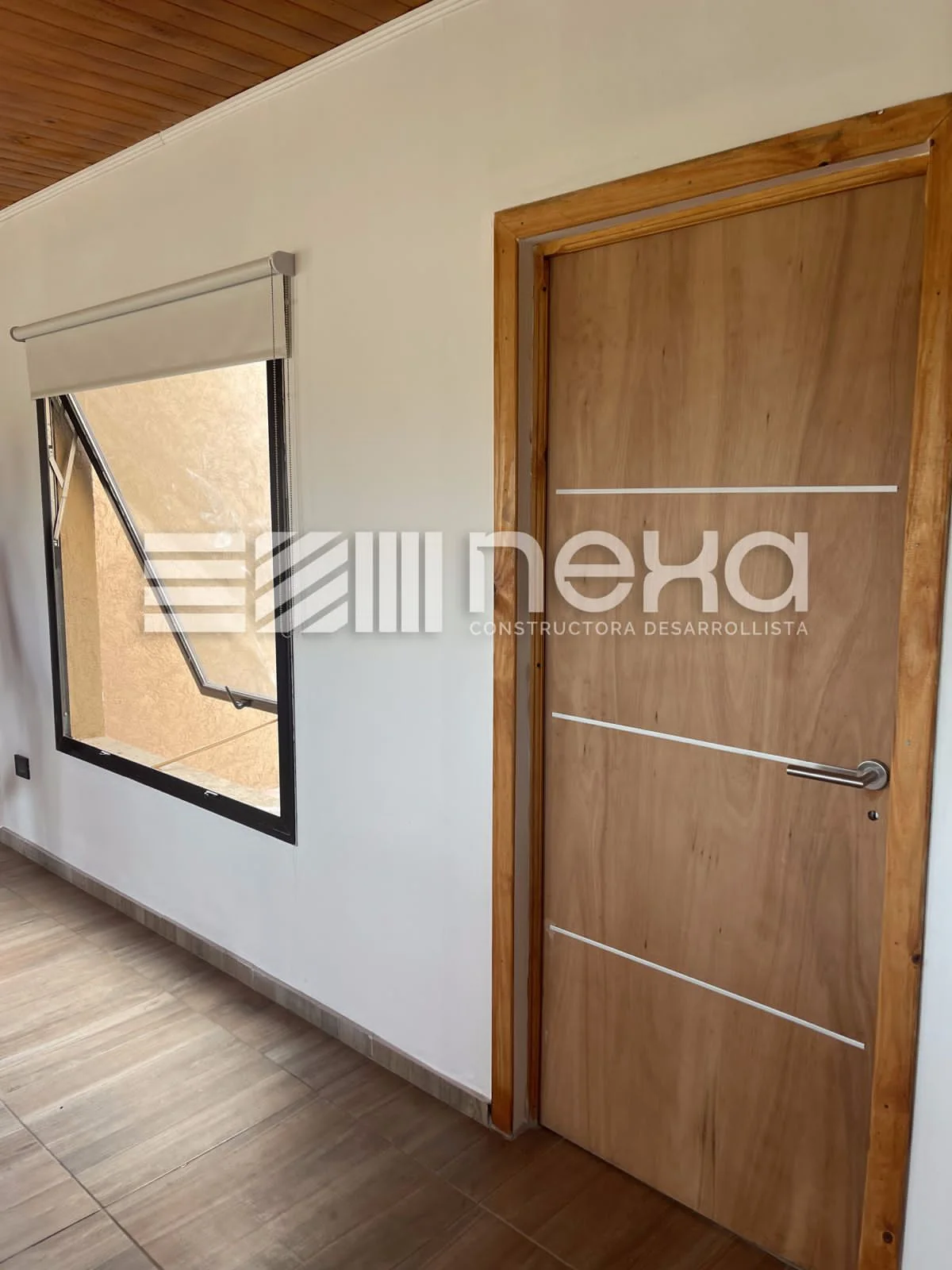 Chacras de San Andrés · Casa 3 — Puerta interior de madera con herrajes metálicos, junto a una ventana