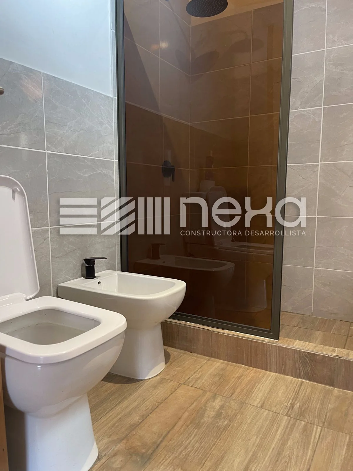 Chacras de San Andrés · Casa 3 — Baño con revestimiento gris, inodoro, bidé y ducha con mampara