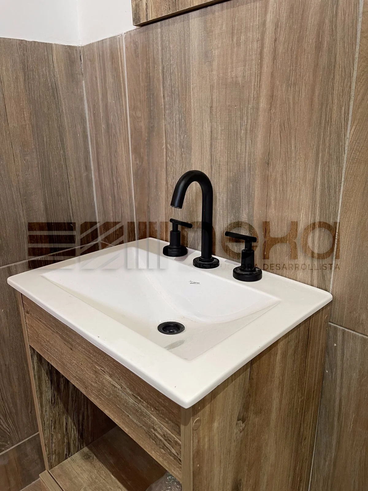 Chacras de San Andrés · Casa 3 — Detalle del vanitory de ese baño, con grifería negra