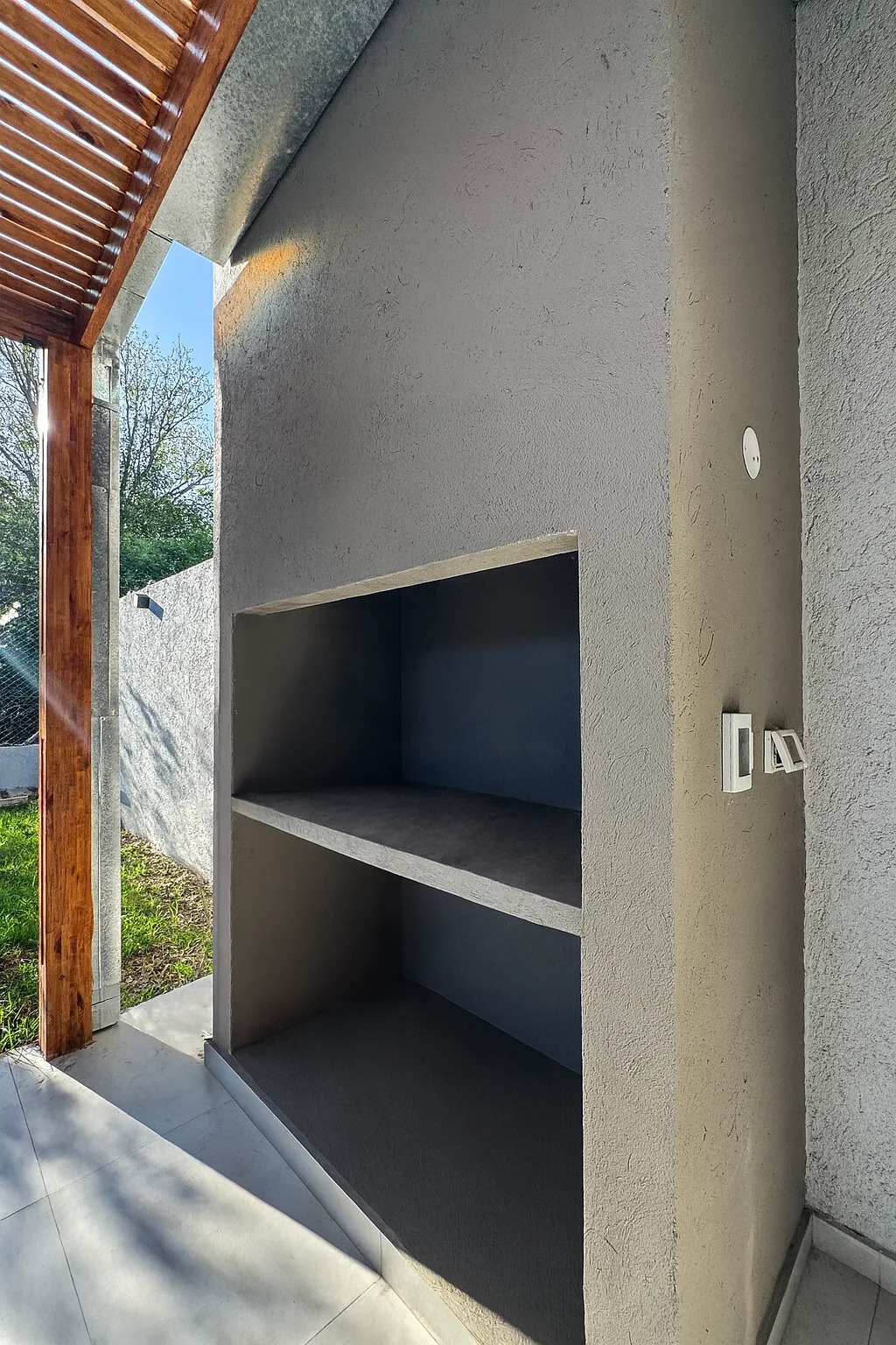 Docta — La parrilla, al costado de la galería