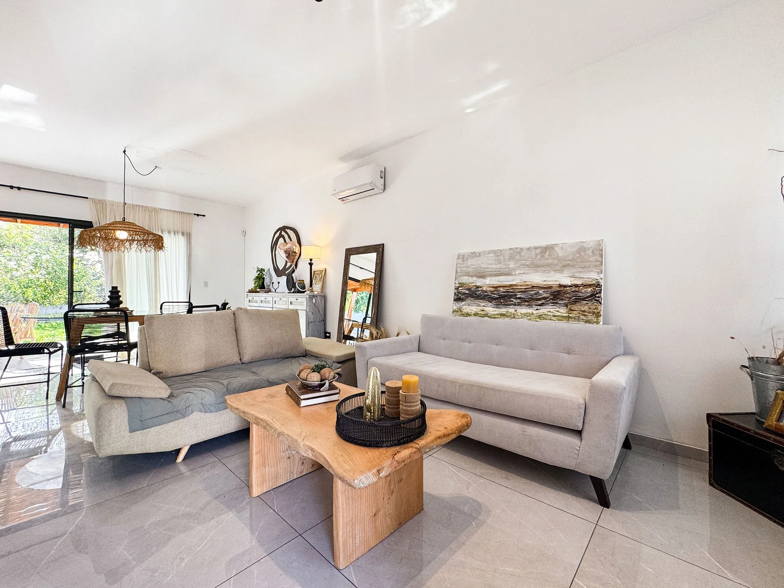 Docta — El living con los sillones y, a la izquierda, el comedor junto al ventanal