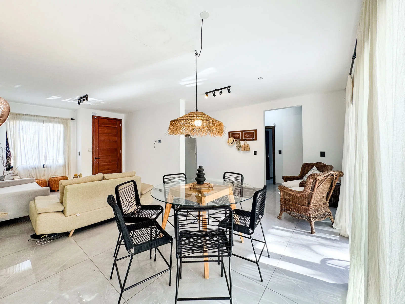 Docta — El comedor y el living en un mismo ambiente, con la puerta de entrada al fondo