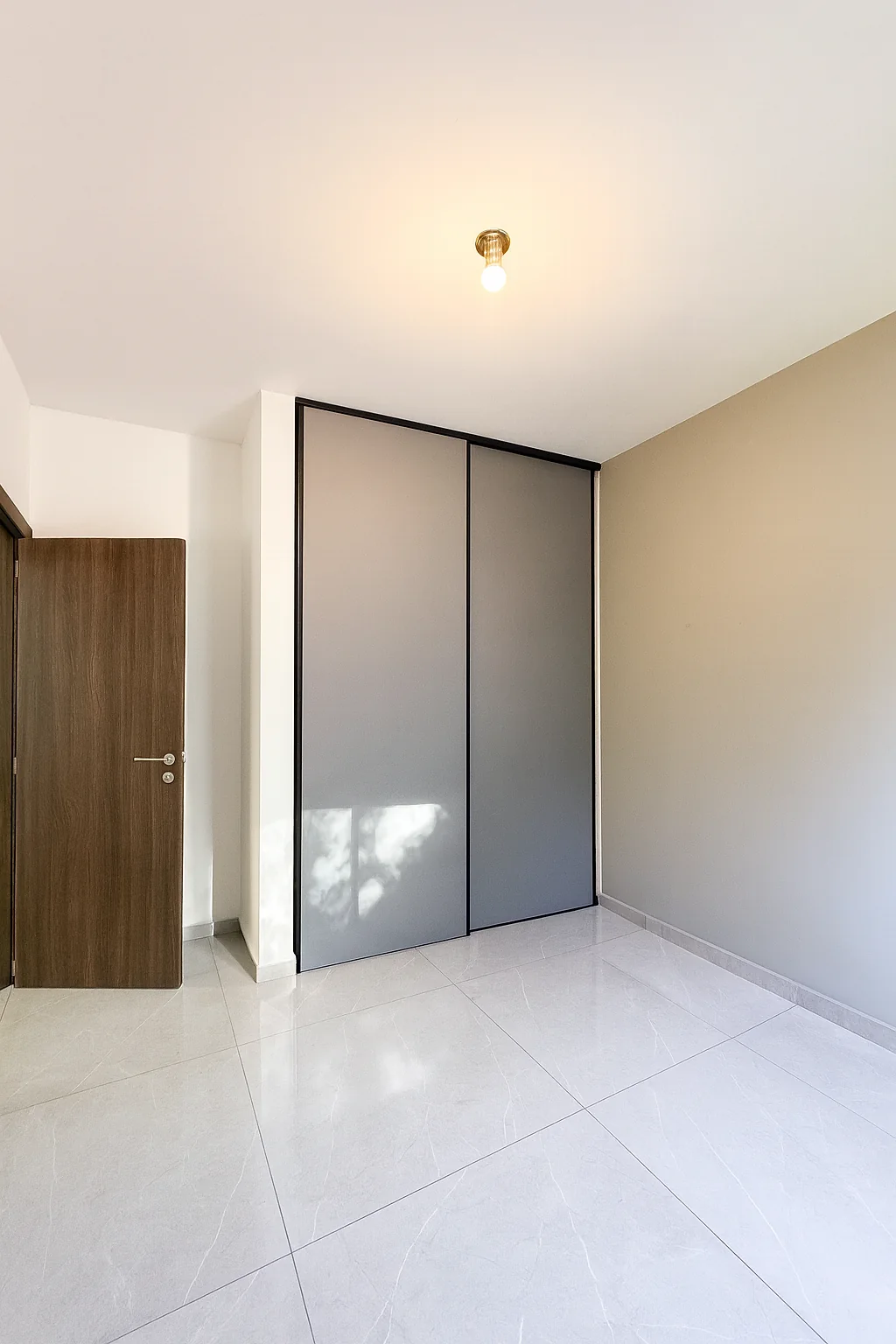 Docta — El otro dormitorio, sin muebles, con placard de puertas corredizas