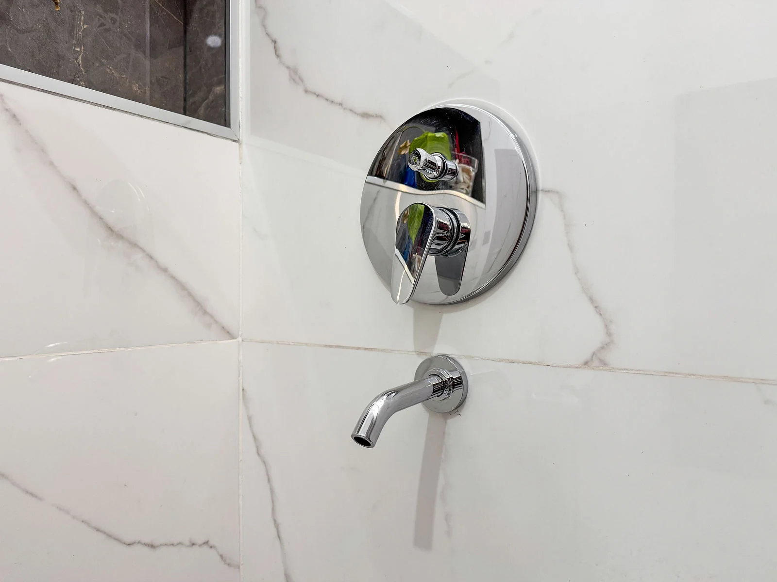 Docta — Detalle de la grifería embutida del baño