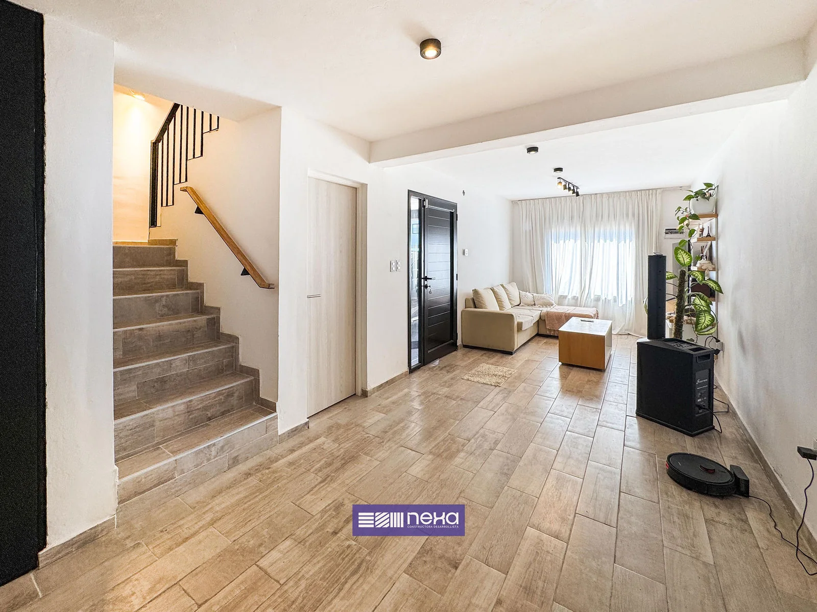 Rincones de Manantiales — La escalera y el living de la planta baja