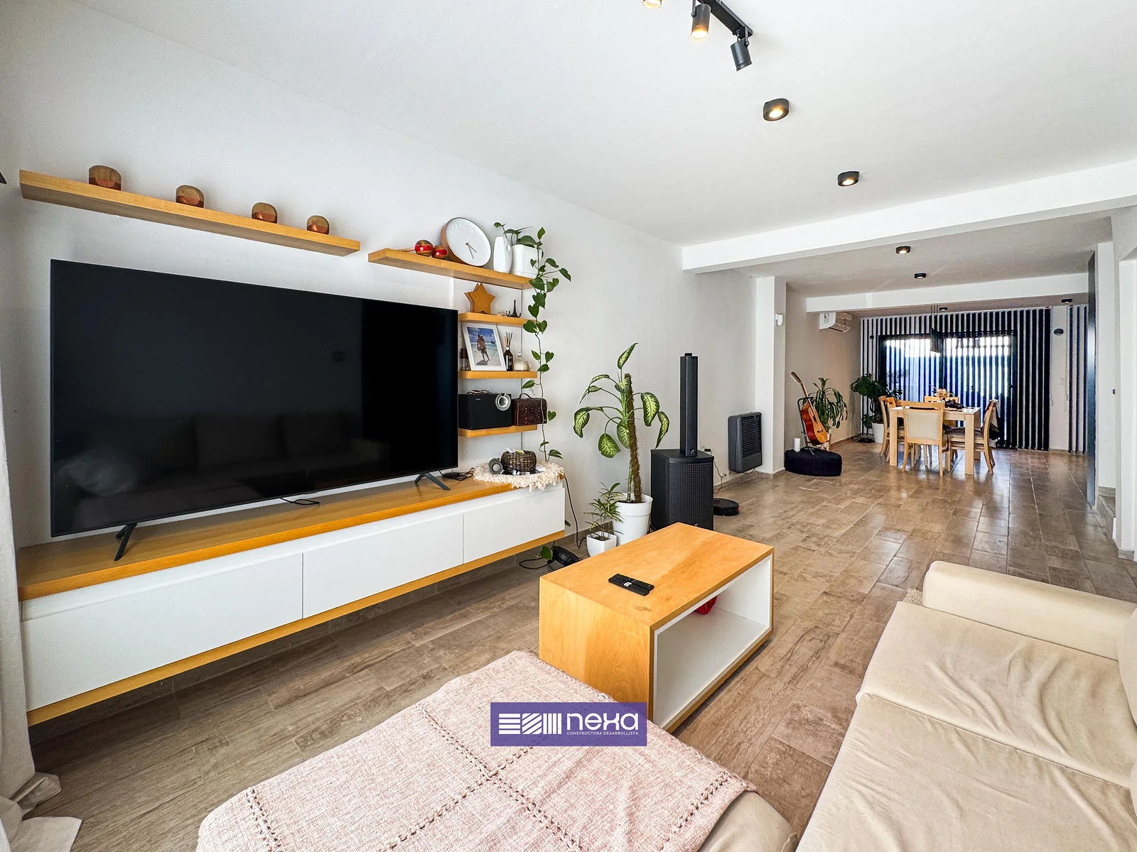 Rincones de Manantiales — Living hacia el comedor, con la tele y el mueble bajo