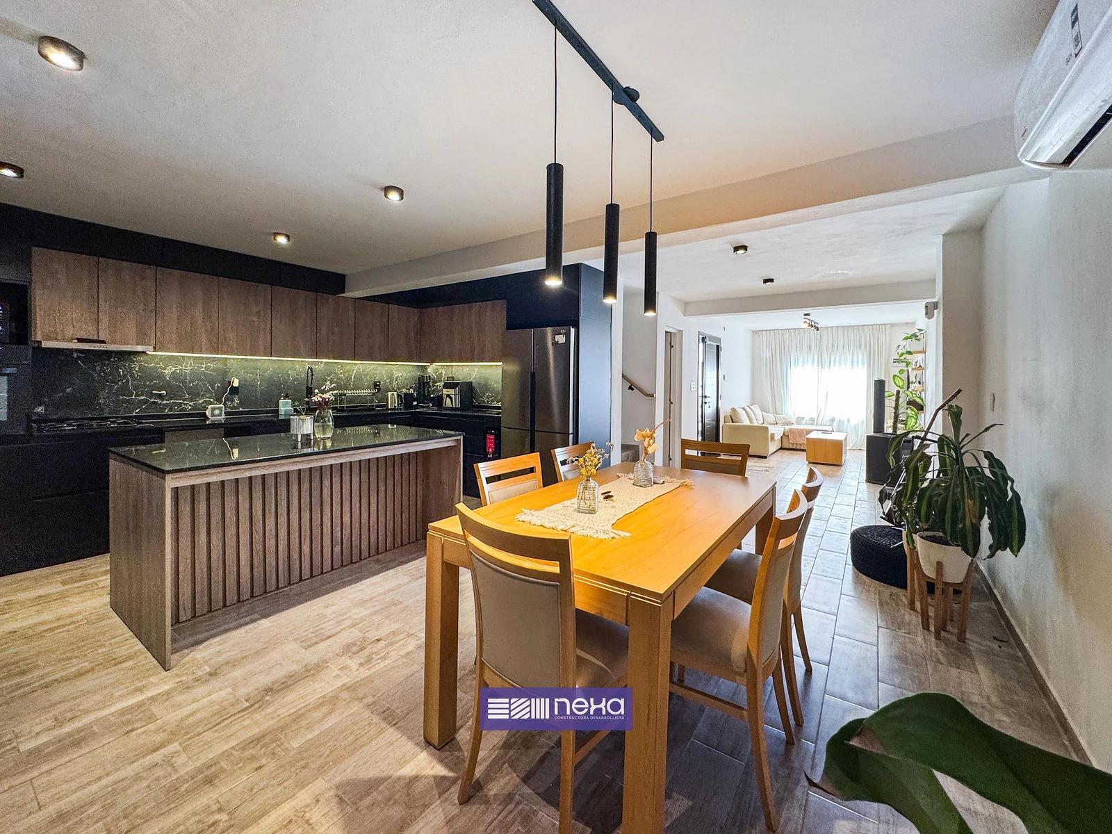 Rincones de Manantiales — Comedor, cocina con isla y living en un mismo ambiente