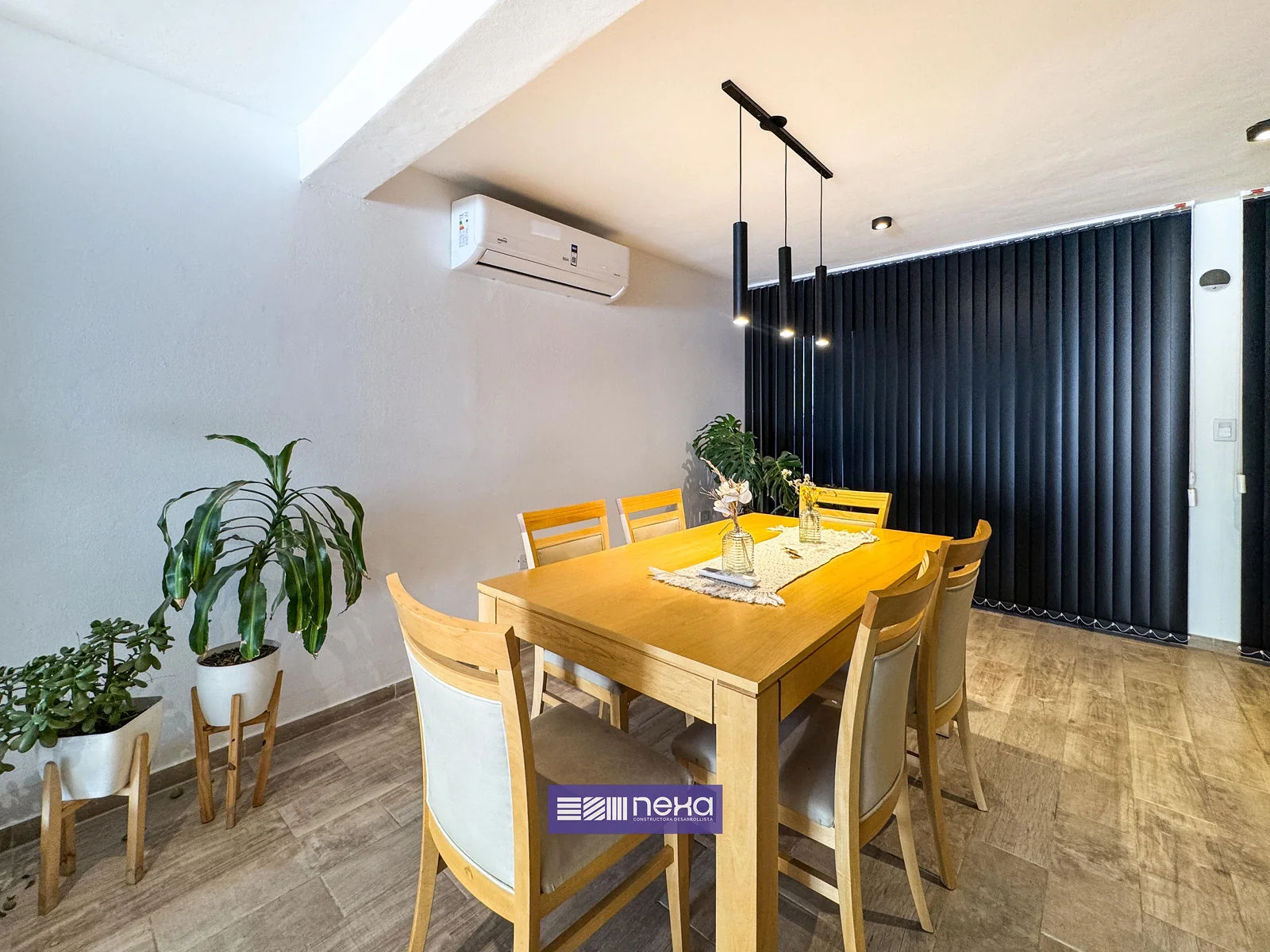 Rincones de Manantiales — Comedor junto al ventanal con cortinas verticales