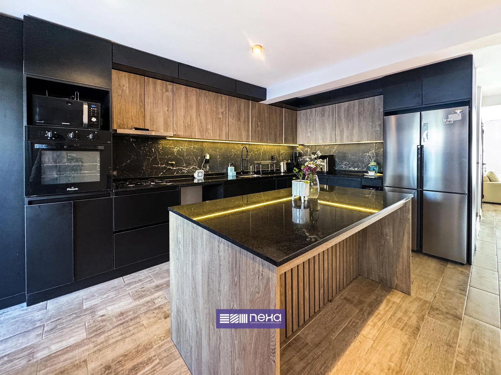 Rincones de Manantiales — Cocina completa con isla, horno empotrado y heladera de acero