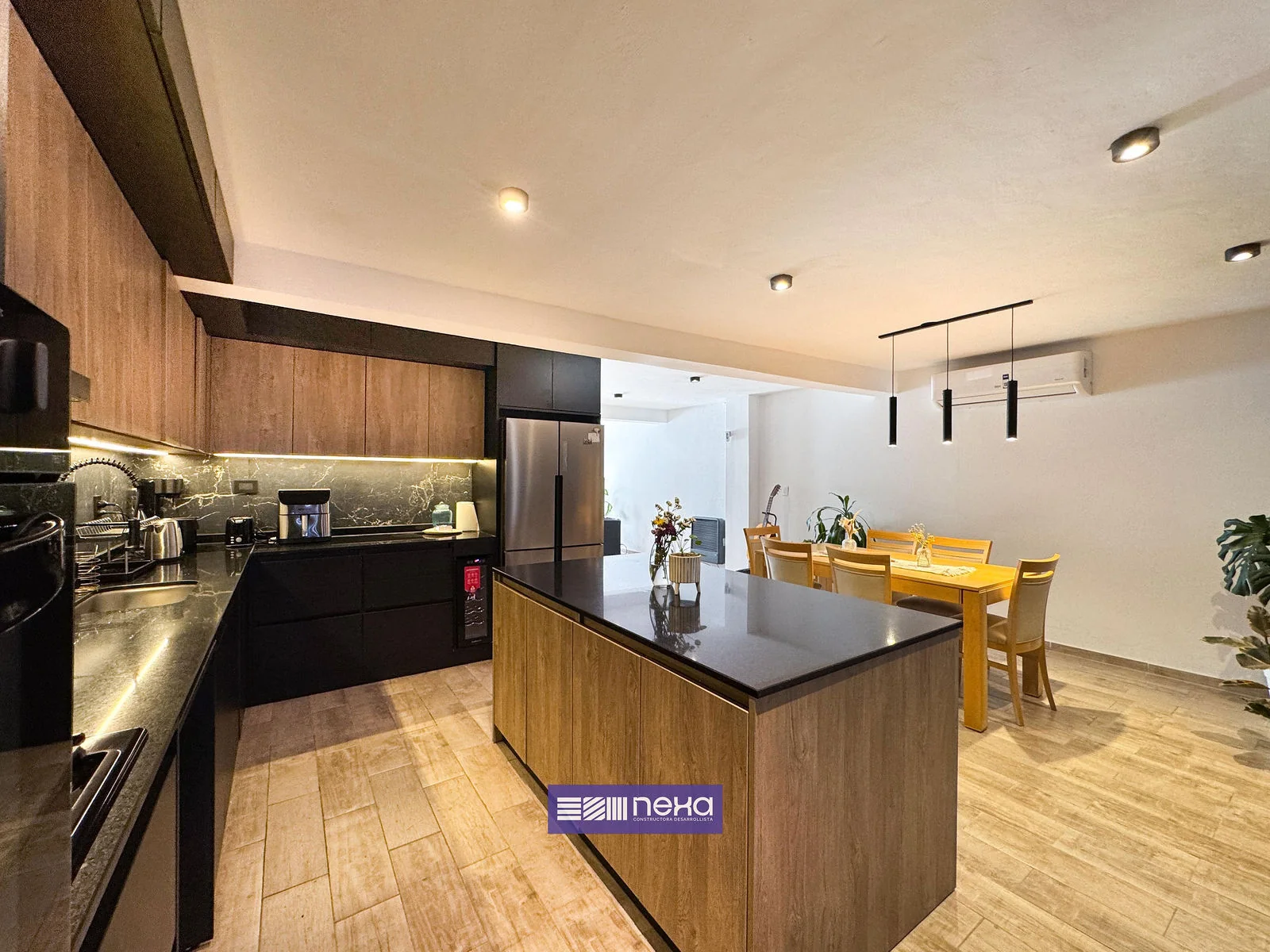Rincones de Manantiales — La cocina con isla desde la mesada, con el comedor al fondo