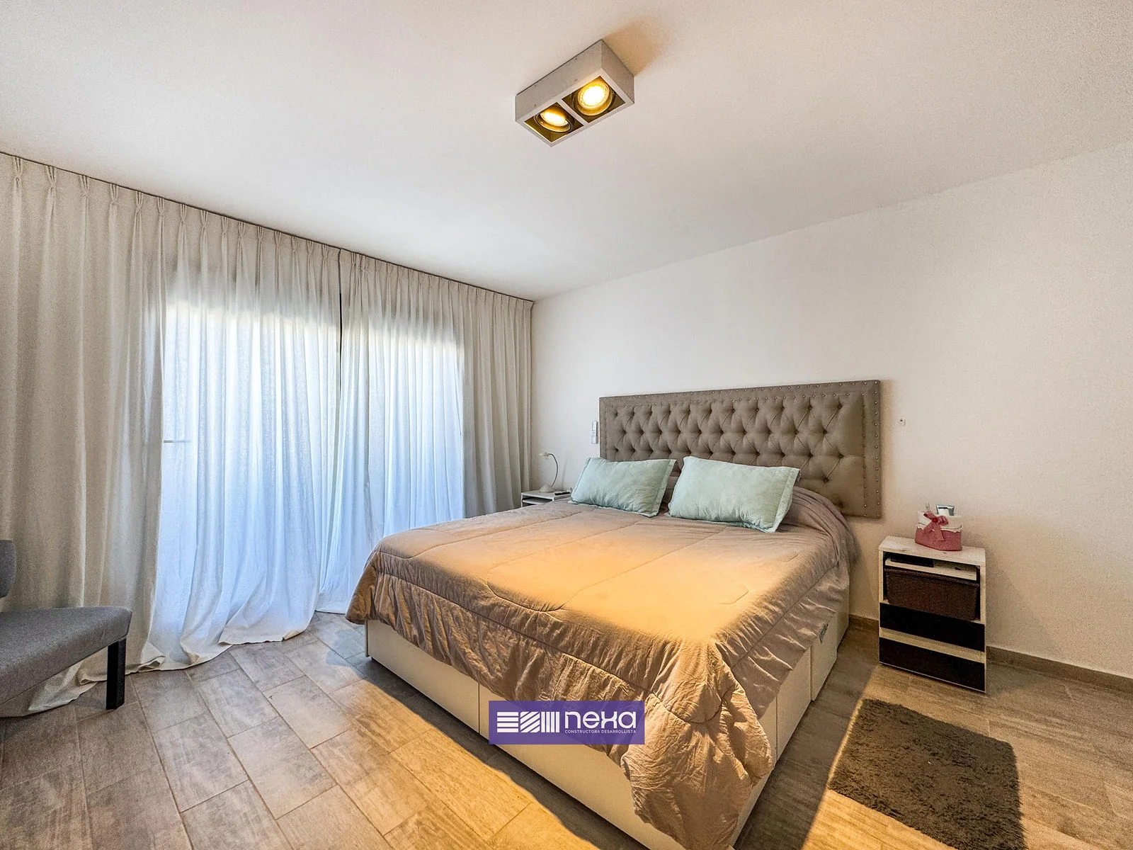 Rincones de Manantiales — Dormitorio con respaldo capitoné y ventanal con cortinas