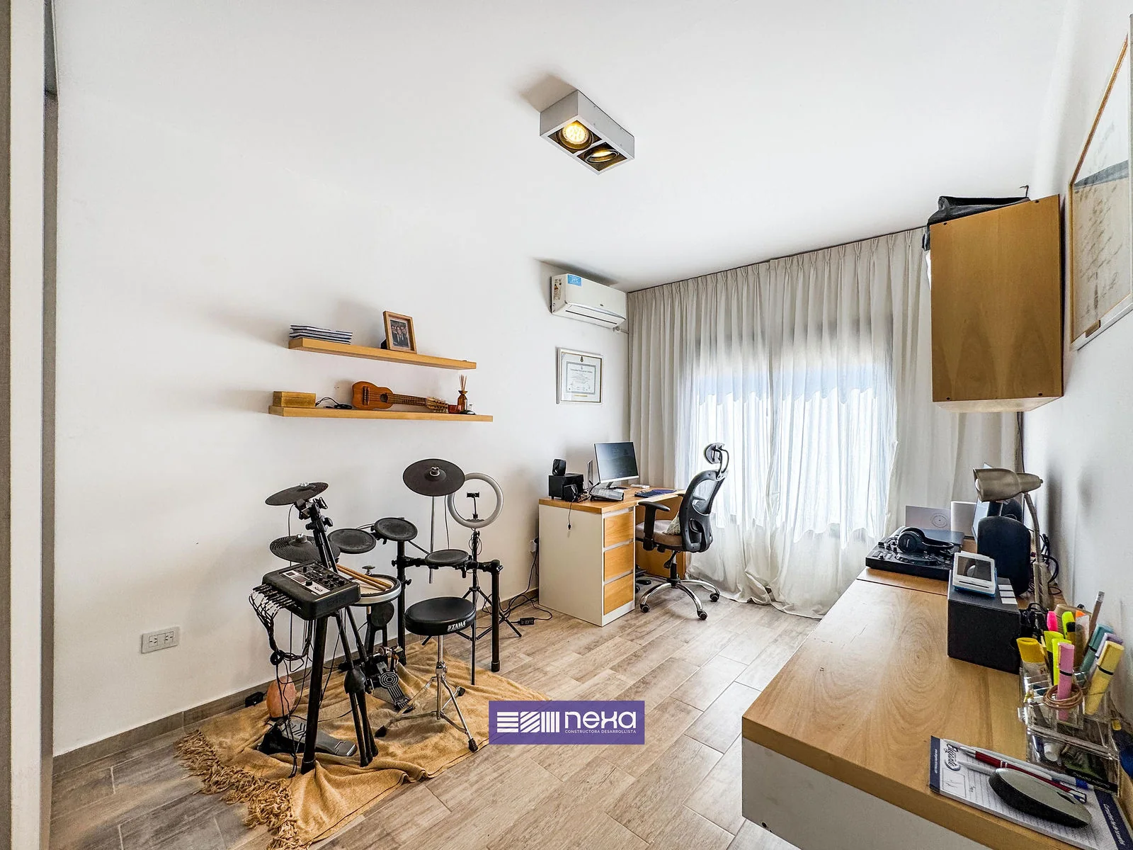 Rincones de Manantiales — Dormitorio usado como estudio, con escritorio y batería electrónica