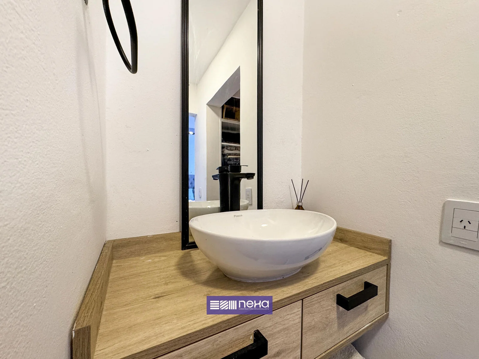 Rincones de Manantiales — Vanitory con bacha de apoyo y espejo alto de marco negro