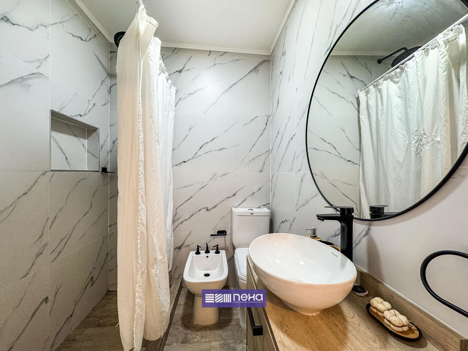 Rincones de Manantiales — Baño con ducha, bacha de apoyo, bidet, inodoro y espejo redondo
