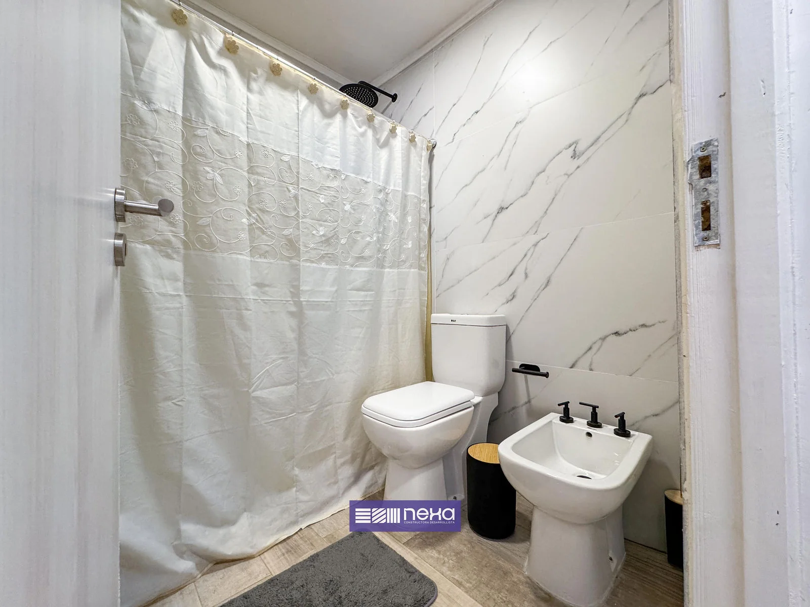 Rincones de Manantiales — Baño con ducha con cortina, inodoro y bidet, visto desde la puerta