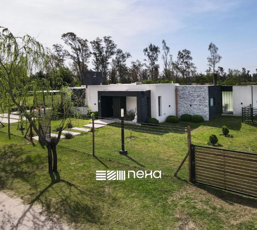 La Melinca Country Golf — La fachada completa desde el parque del frente