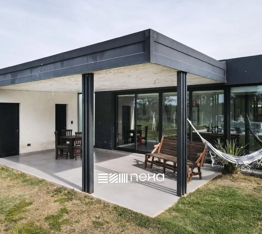 La Melinca Country Golf — La galería en esquina con la hamaca paraguaya, vista desde el parque