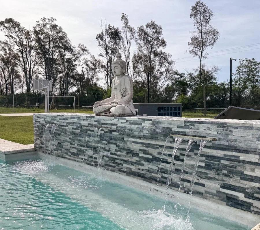 La Melinca Country Golf — El muro de piedra de la pileta, con las cascadas