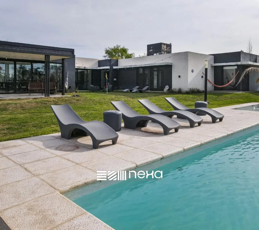 La Melinca Country Golf — Las reposeras junto a la pileta, con la casa al fondo