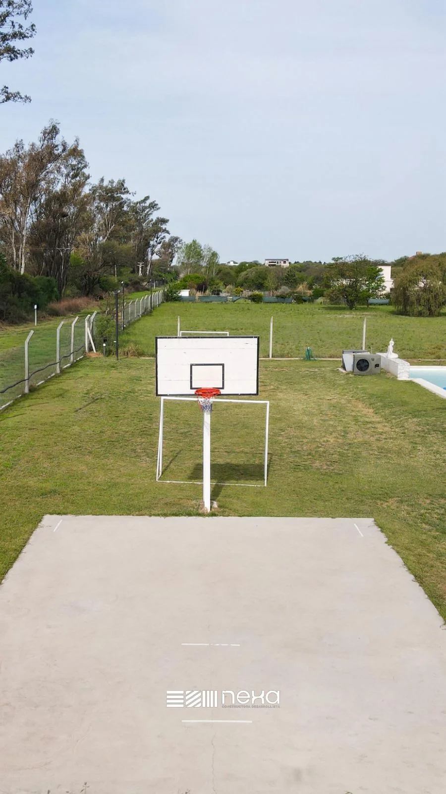 La Melinca Country Golf — La cancha de cemento con aro de básquet, al fondo del lote