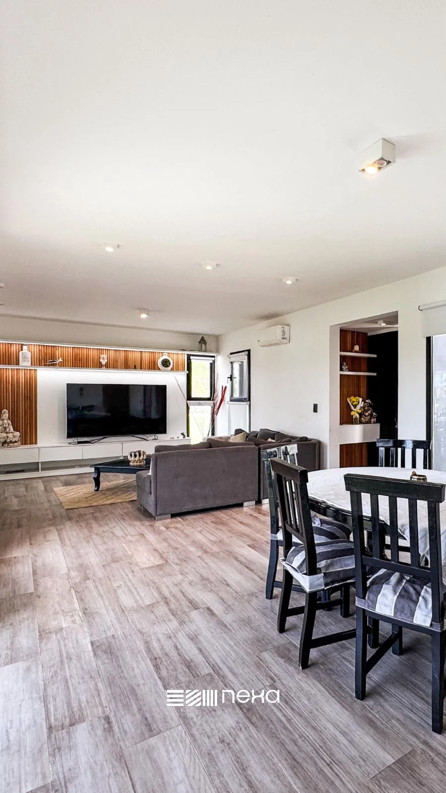 La Melinca Country Golf — Living y comedor en un solo ambiente, con piso símil madera