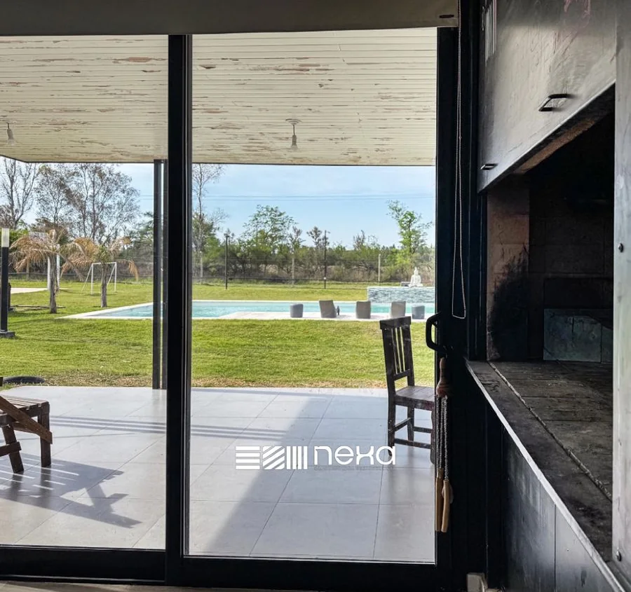 La Melinca Country Golf — Desde la parrilla, el ventanal que da a la galería y la pileta