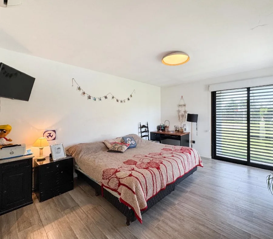 La Melinca Country Golf — Dormitorio con cama de dos plazas y ventanal con persiana