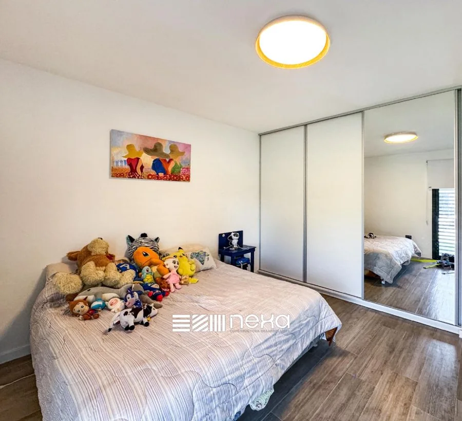 La Melinca Country Golf — Dormitorio con placard de puertas espejadas