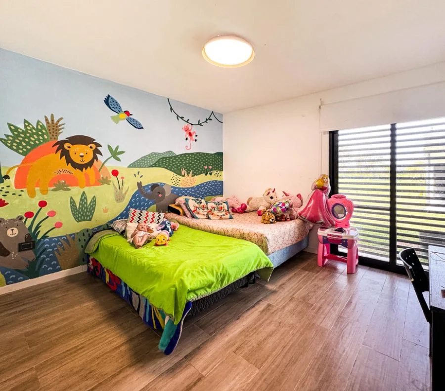 La Melinca Country Golf — Dormitorio con mural de animales pintado en la pared y ventanal