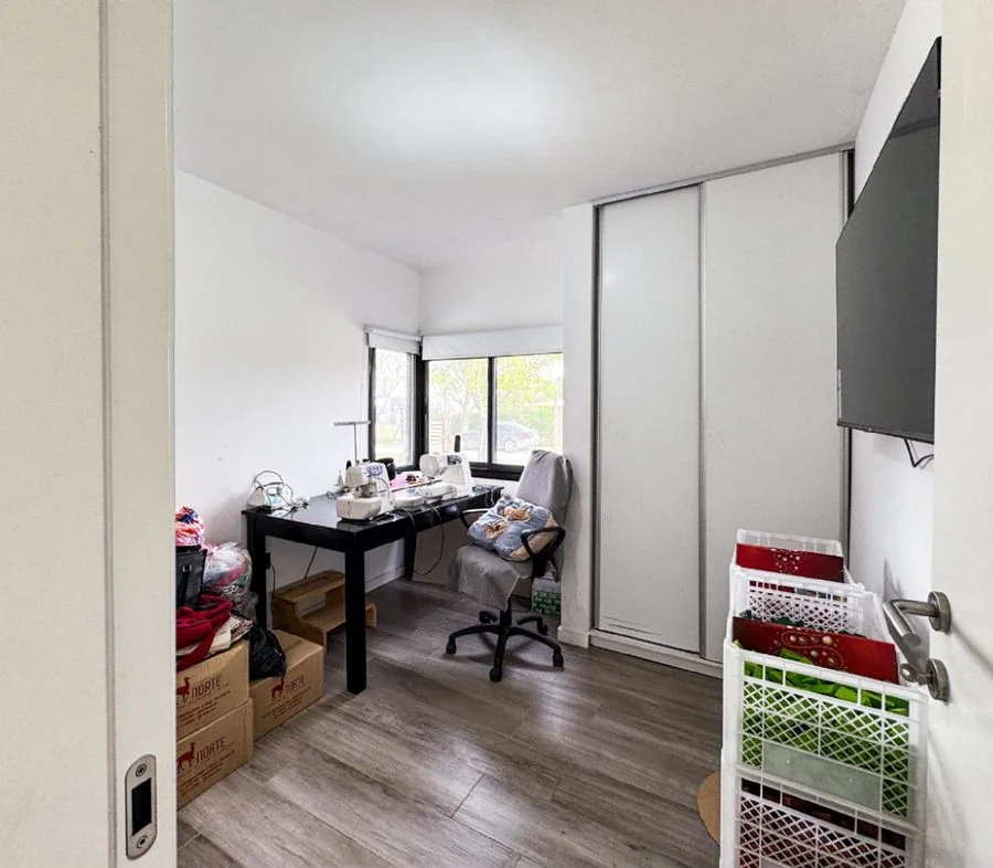 La Melinca Country Golf — Habitación con placard, usada como escritorio